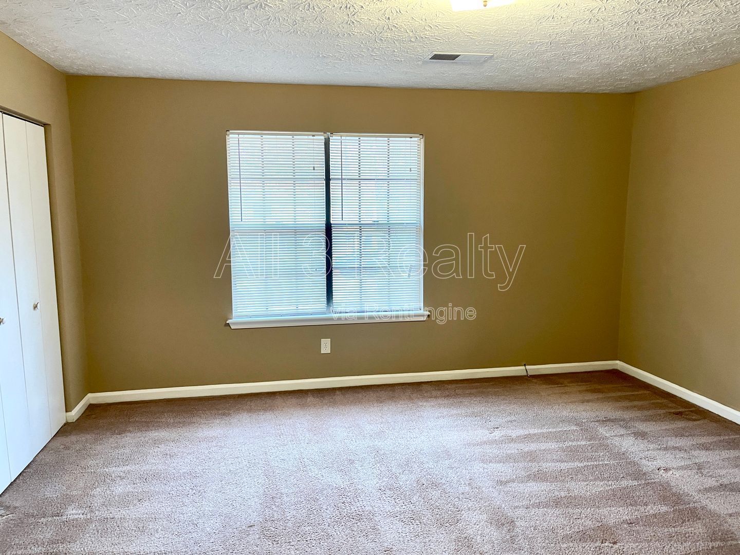 Welcome to this charming and cozy 2-bedroom, 2-bathroom home located in the desirable Fayetteville, GA. This lovely house offers a warm and inviting atmosphere, perfect for your family. property image