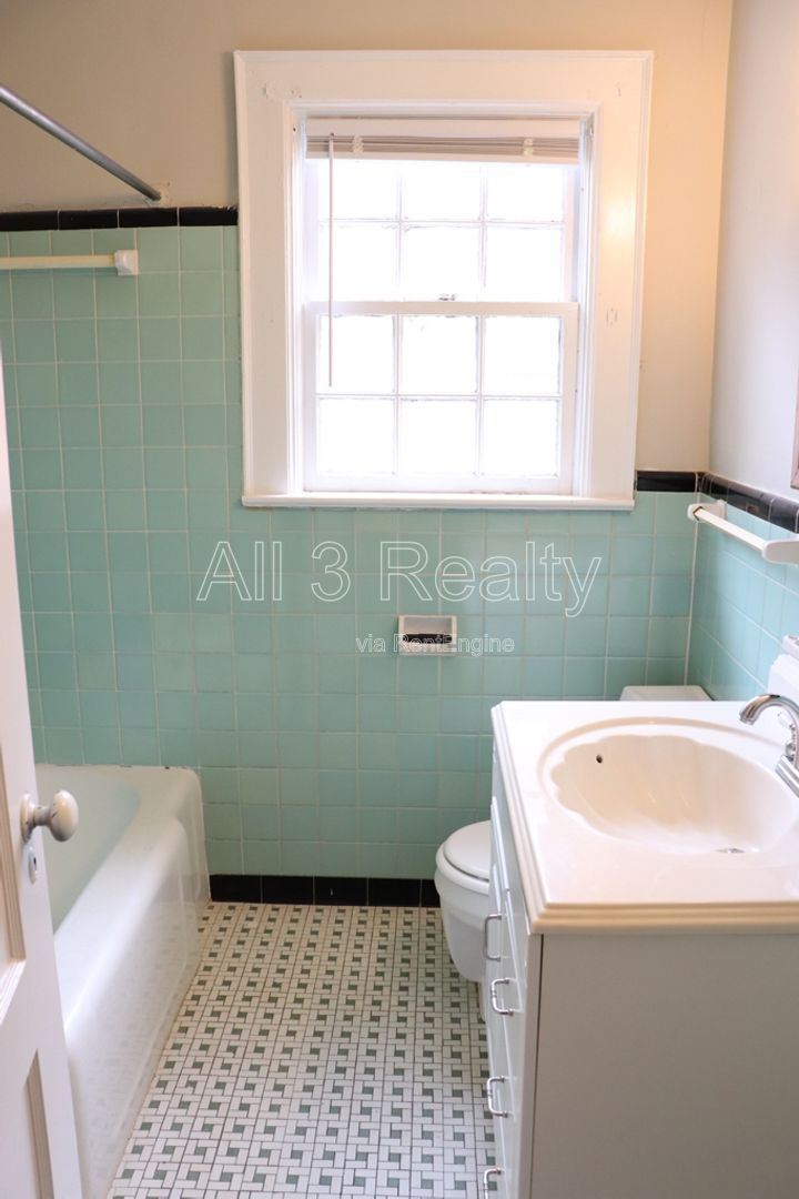 Charming 2-bedroom waiting to be yours !! property image