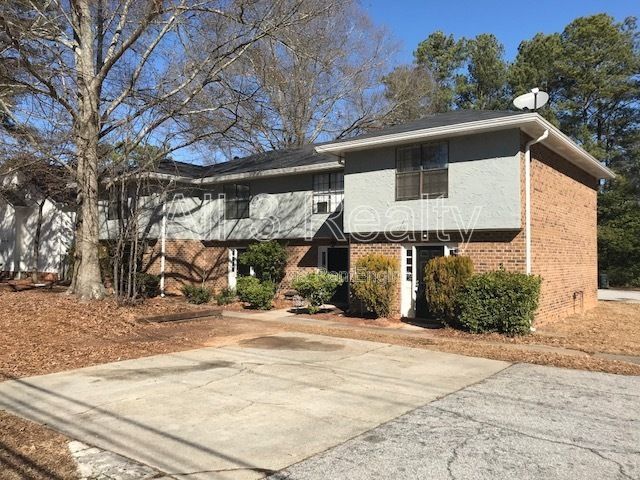 Welcome to the Delightful End Unit! This charming 2-bedroom, 2-bathroom townhome is located in the vibrant community of Fayetteville, GA. property image