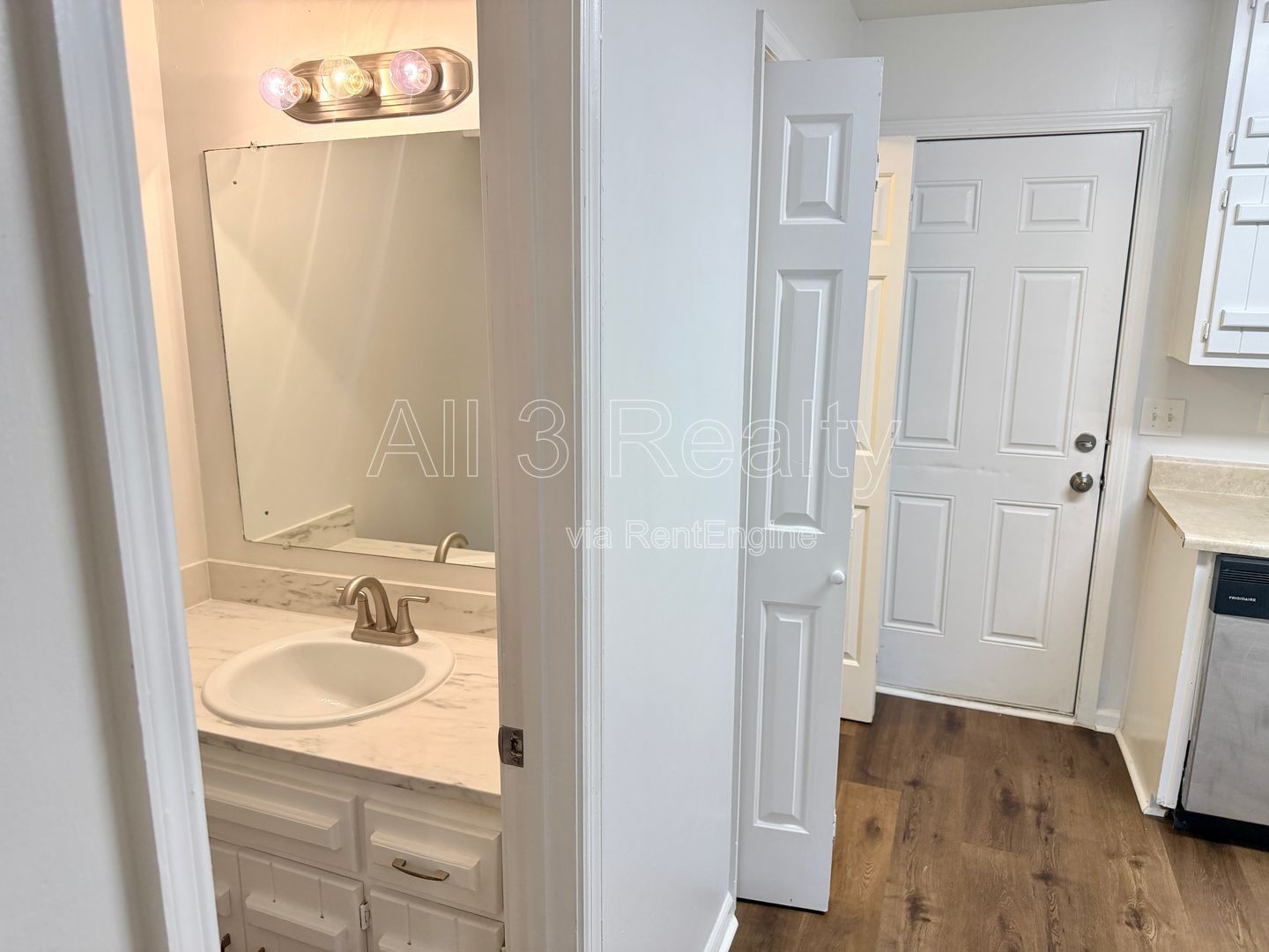 Welcome to the Delightful End Unit! This charming 2-bedroom, 2-bathroom townhome is located in the vibrant community of Fayetteville, GA. property image