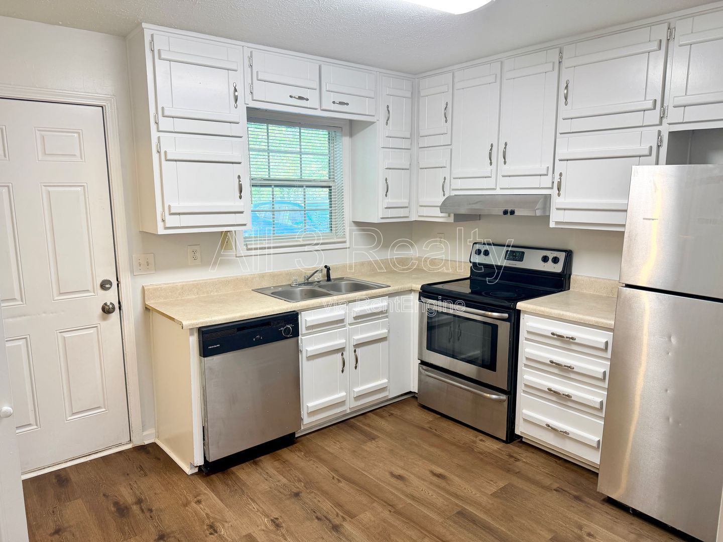 Welcome to the Delightful End Unit! This charming 2-bedroom, 2-bathroom townhome is located in the vibrant community of Fayetteville, GA. property image