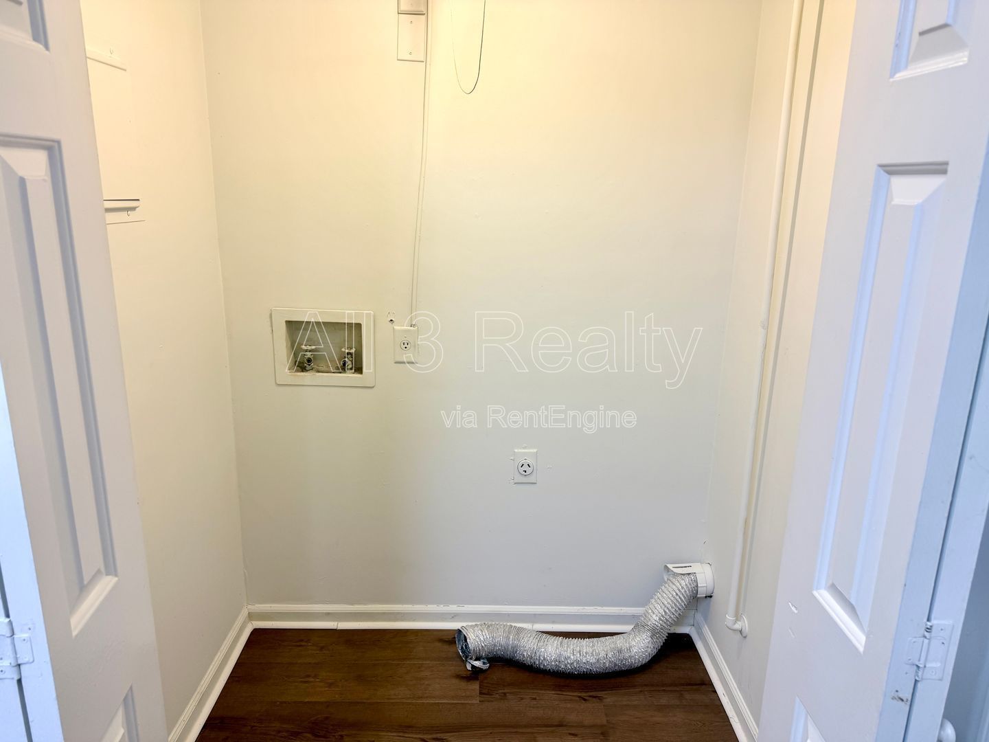 Welcome to the Delightful End Unit! This charming 2-bedroom, 2-bathroom townhome is located in the vibrant community of Fayetteville, GA. property image