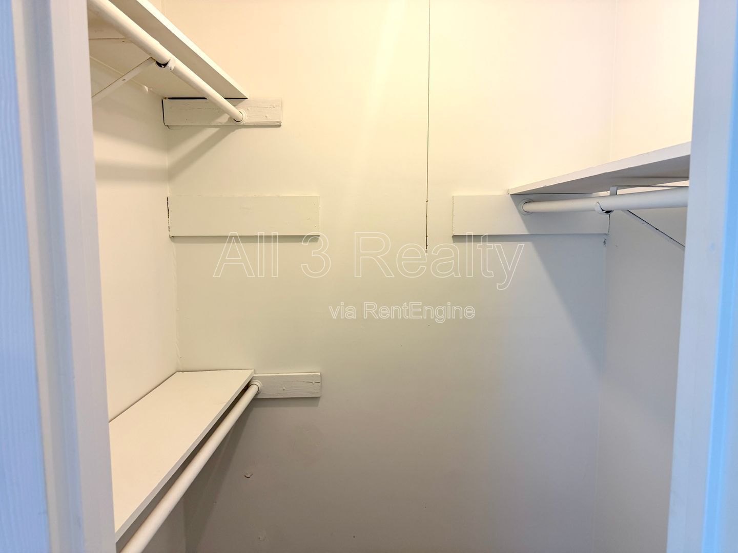 Welcome to the Delightful End Unit! This charming 2-bedroom, 2-bathroom townhome is located in the vibrant community of Fayetteville, GA. property image