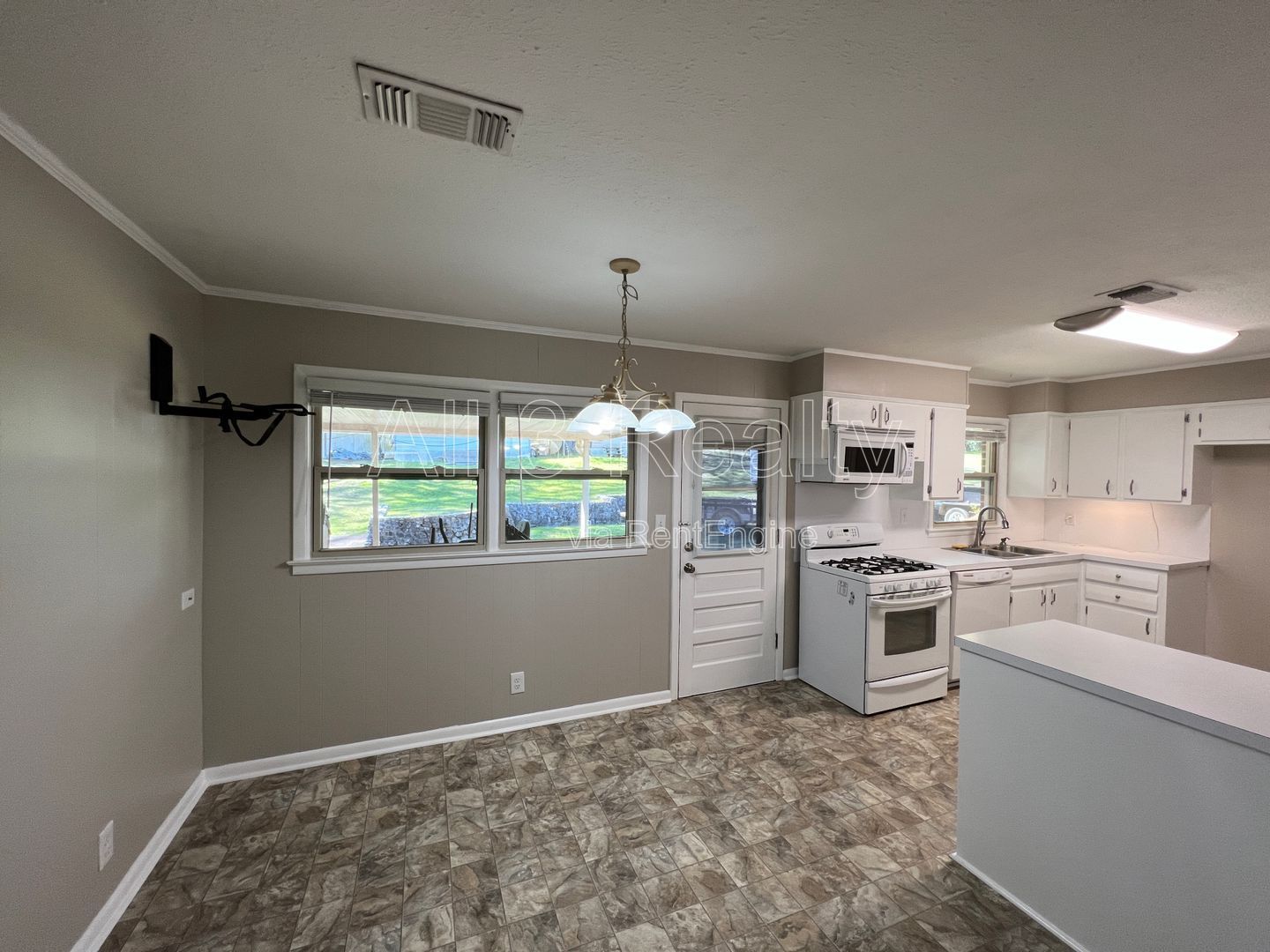 Immaculate 3-Bedroom !! property image