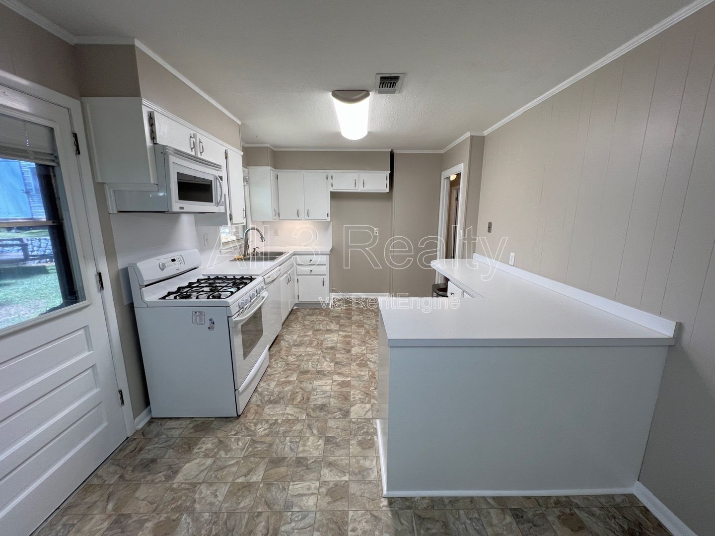 Immaculate 3-Bedroom !! property image