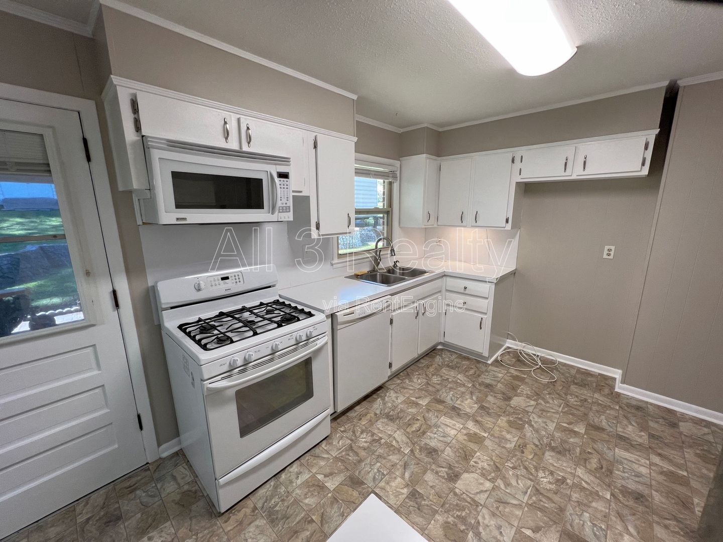Immaculate 3-Bedroom !! property image