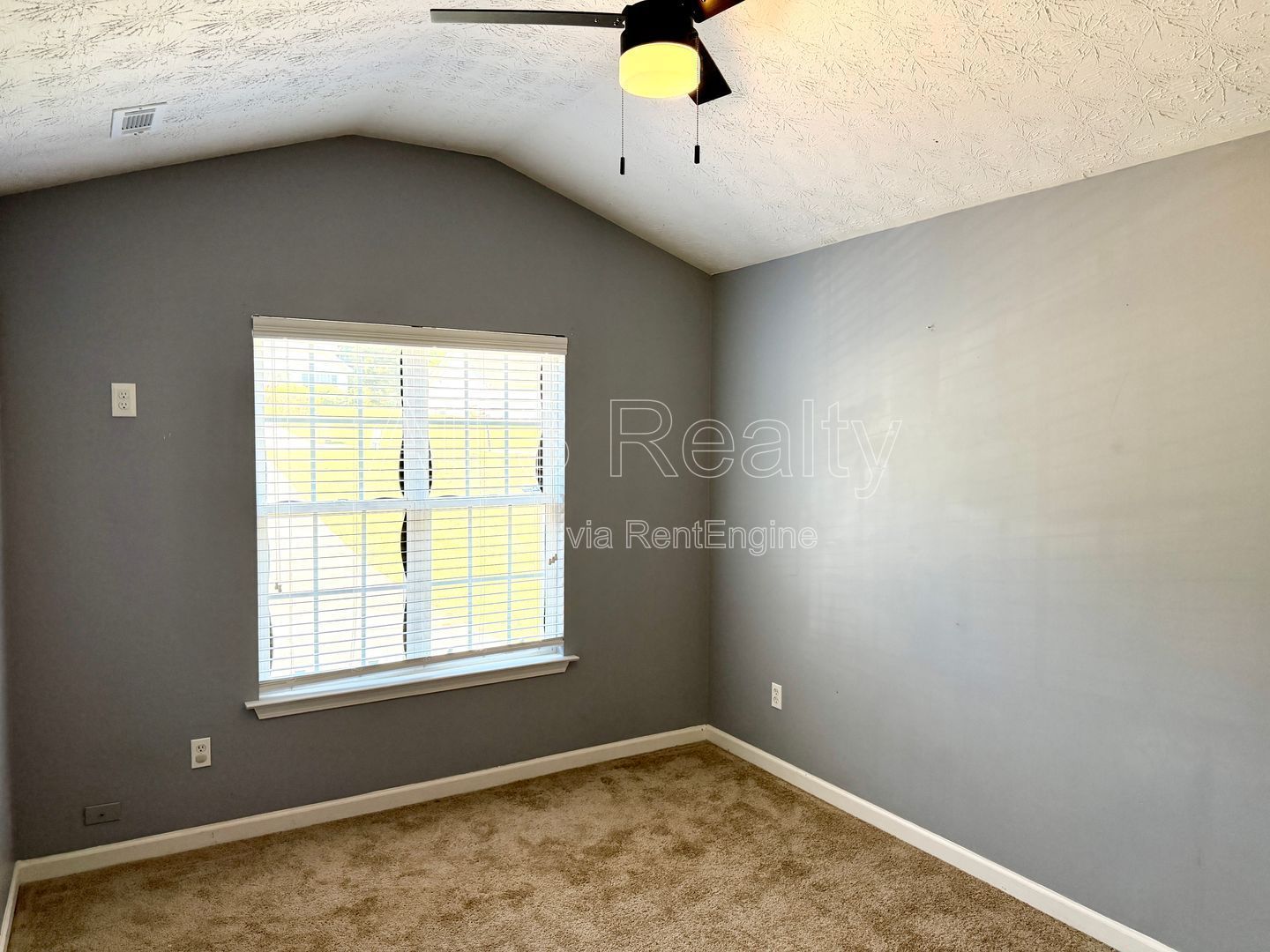 Welcome to this three-bedroom, two-bath home in Hampton, GA property image