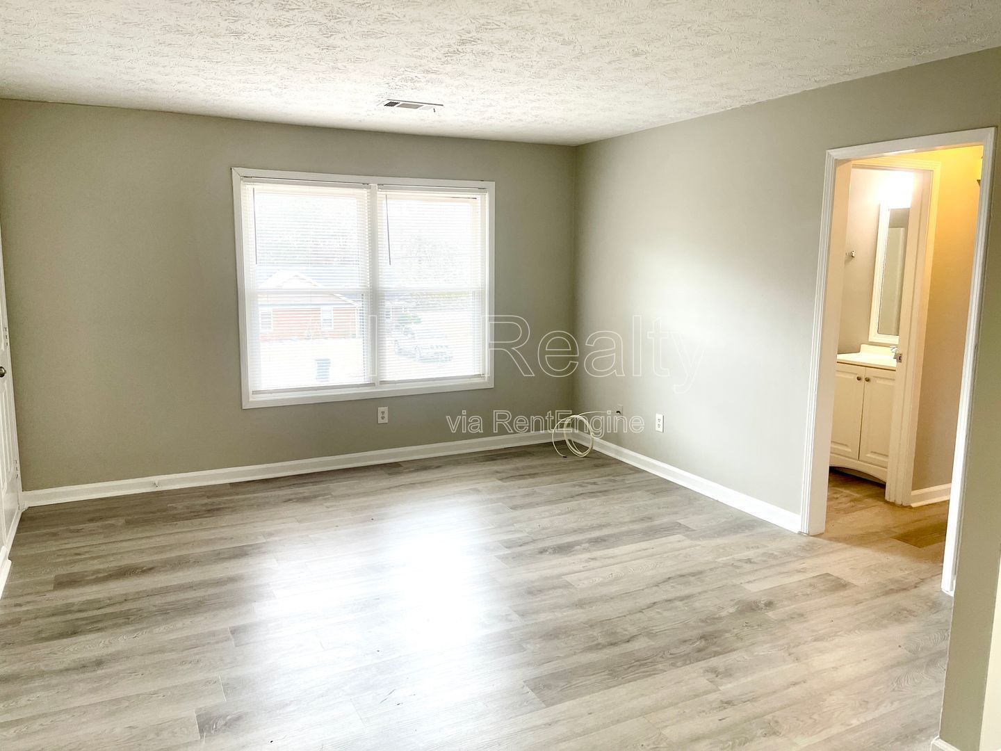 Lovely 2 Bedroom Unit! property image