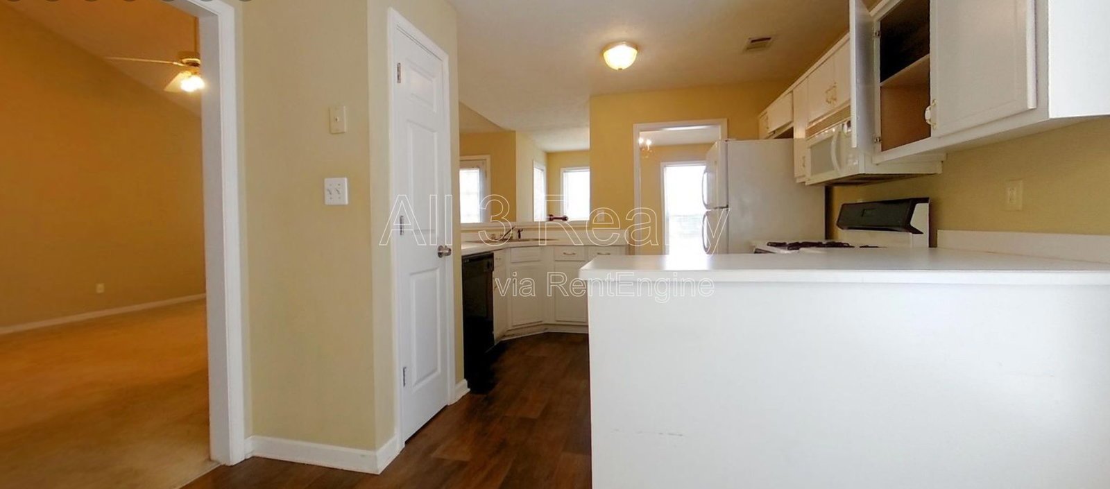 This spacious 3-bedroom, 2-bath home in Fayetteville, GA / New appliances at move-in property image