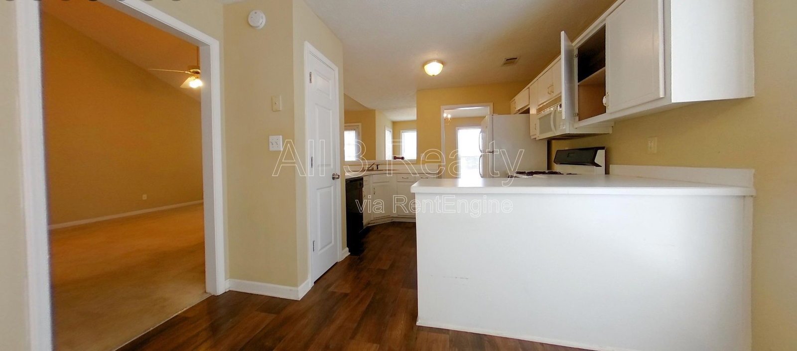 This spacious 3-bedroom, 2-bath home in Fayetteville, GA / New appliances at move-in property image
