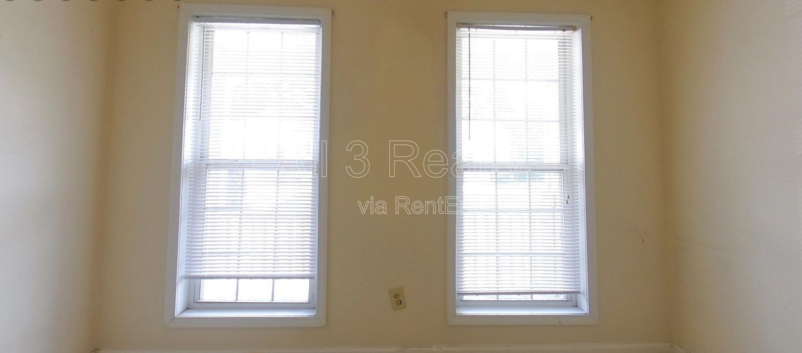 This spacious 3-bedroom, 2-bath home in Fayetteville, GA / New appliances at move-in property image