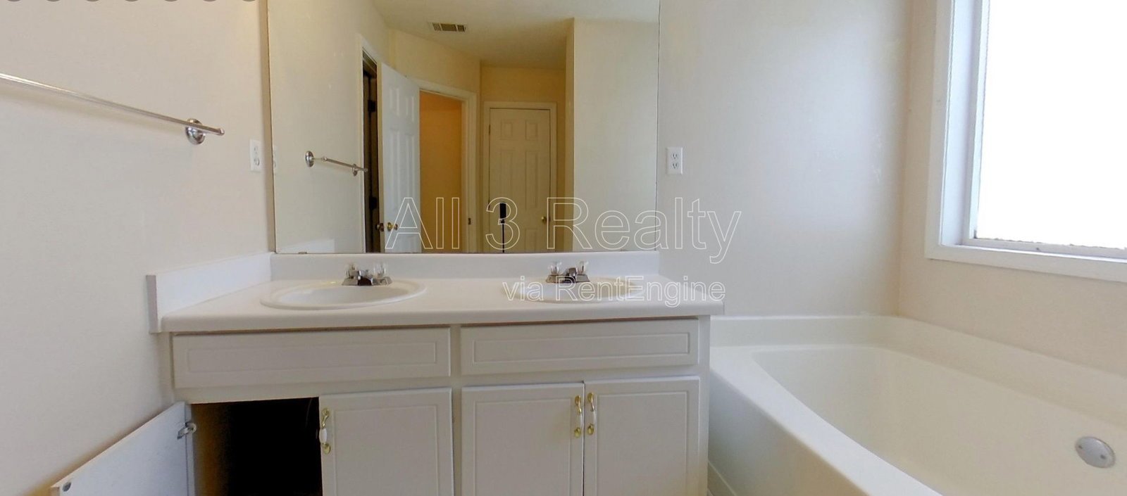 This spacious 3-bedroom, 2-bath home in Fayetteville, GA / New appliances at move-in property image