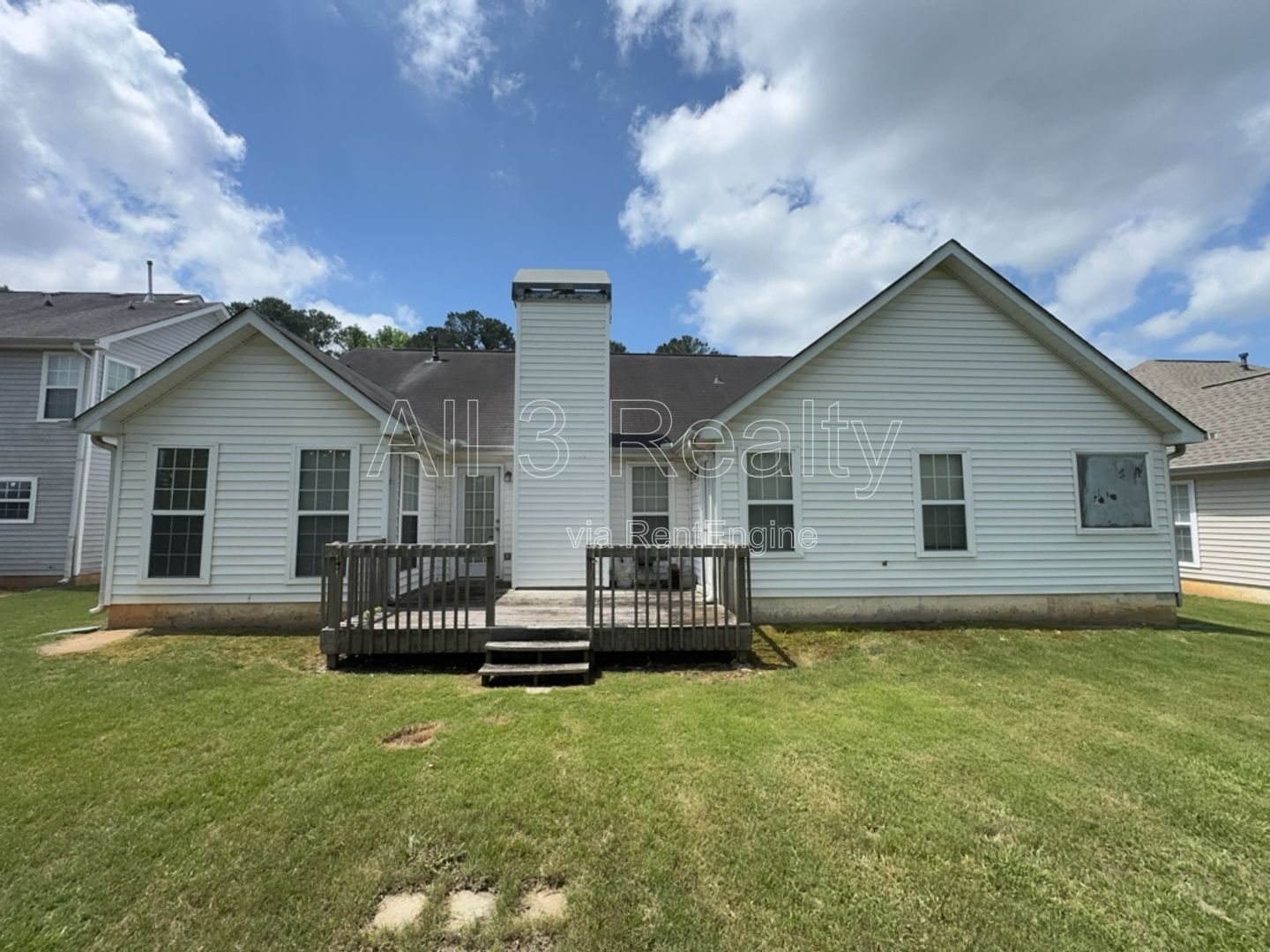 This spacious 3-bedroom, 2-bath home in Fayetteville, GA / New appliances at move-in property image