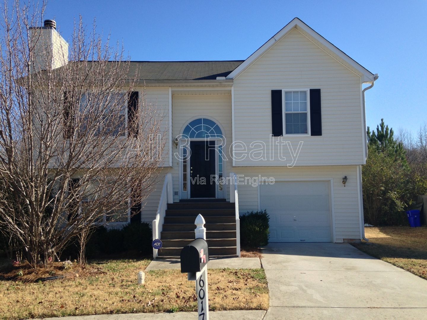 Welcome to this SPACIOUS 3-bedroom, 2.5-bath home located in Fairburn, GA. property image