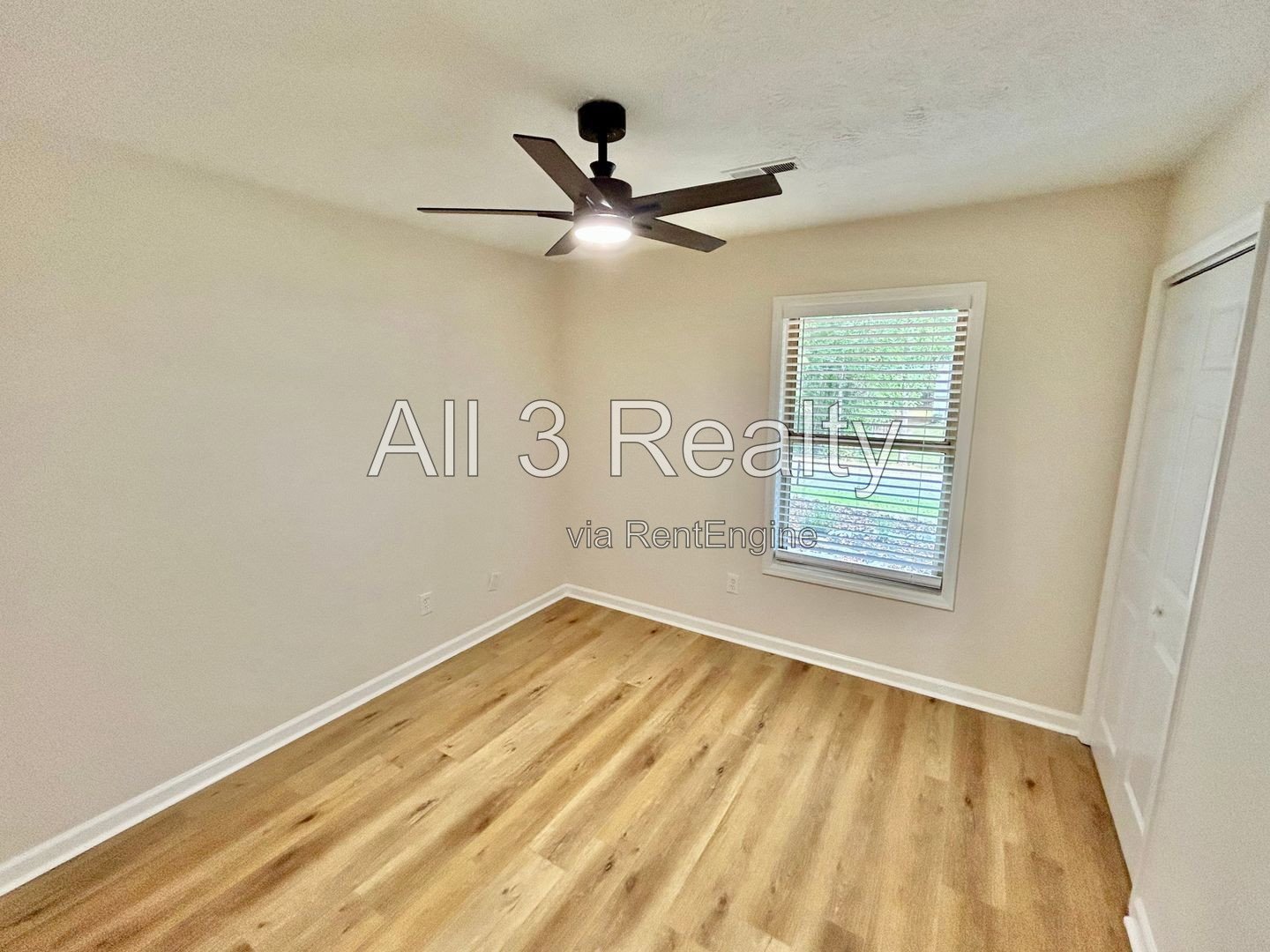 Discover this renovated 3-bedroom, 2-bath home in Fayetteville, GA. The interior features a cozy fireplace and ceiling fans throughout for added comfort. property image