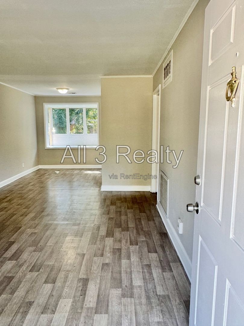 It's the RIGHT Move with this Cute 3 Bedroom / 1 Bath property image
