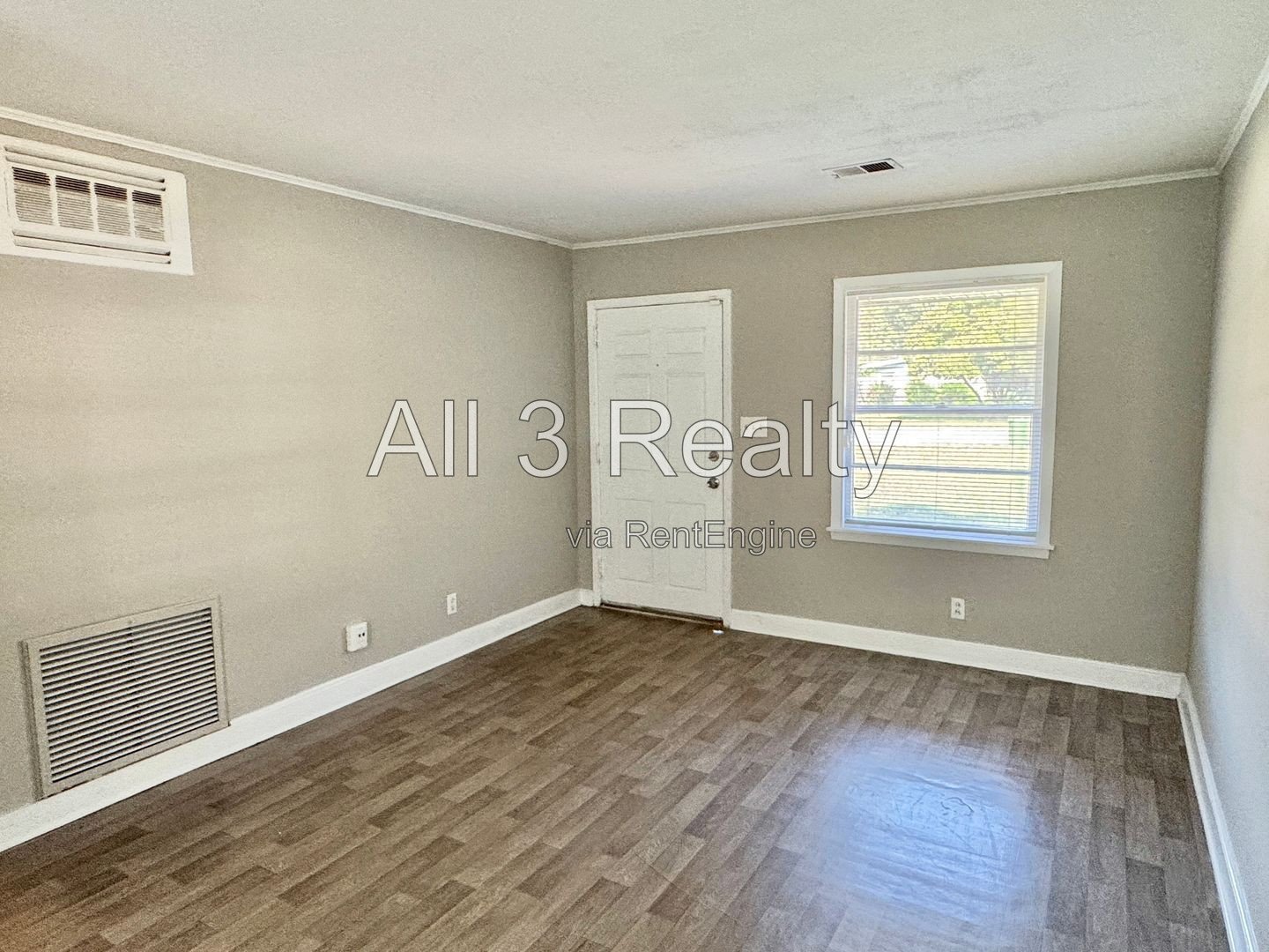 It's the RIGHT Move with this Cute 3 Bedroom / 1 Bath property image