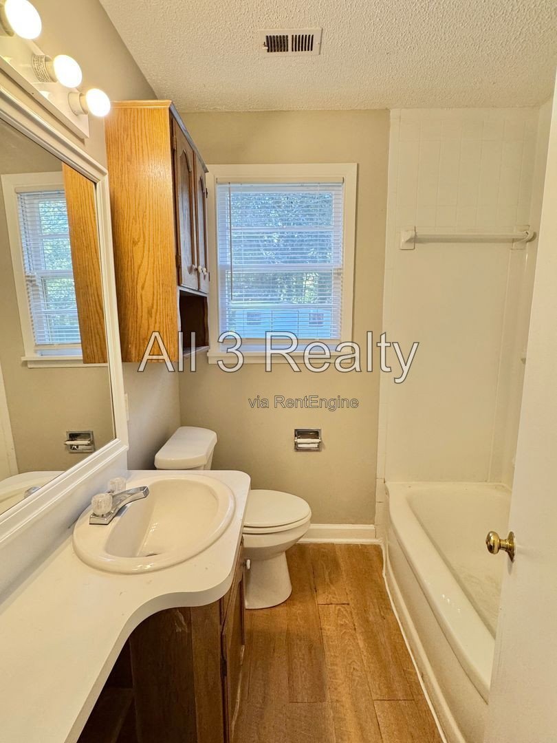 It's the RIGHT Move with this Cute 3 Bedroom / 1 Bath property image