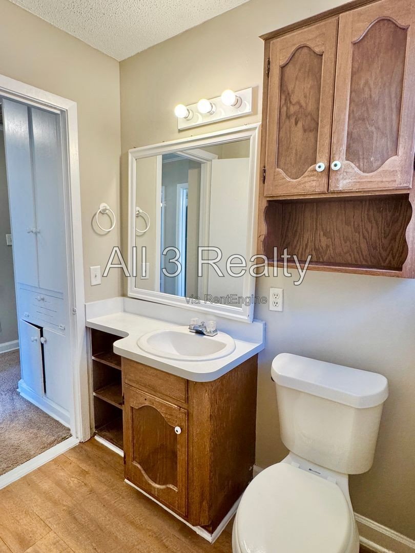 It's the RIGHT Move with this Cute 3 Bedroom / 1 Bath property image