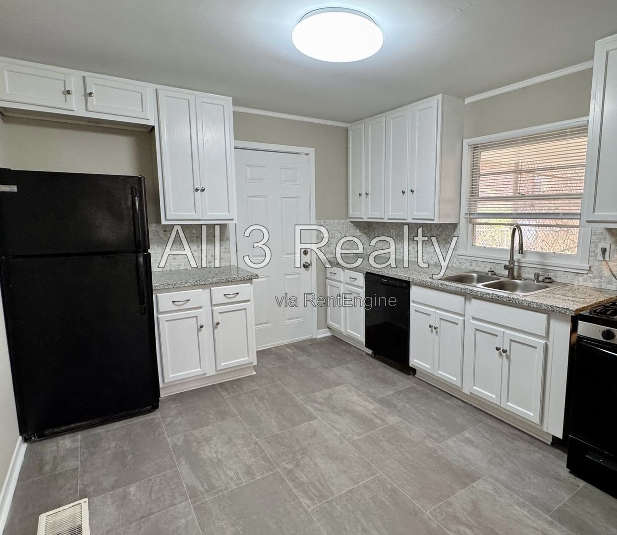 3 Bedroom in Forest Hills ! property image