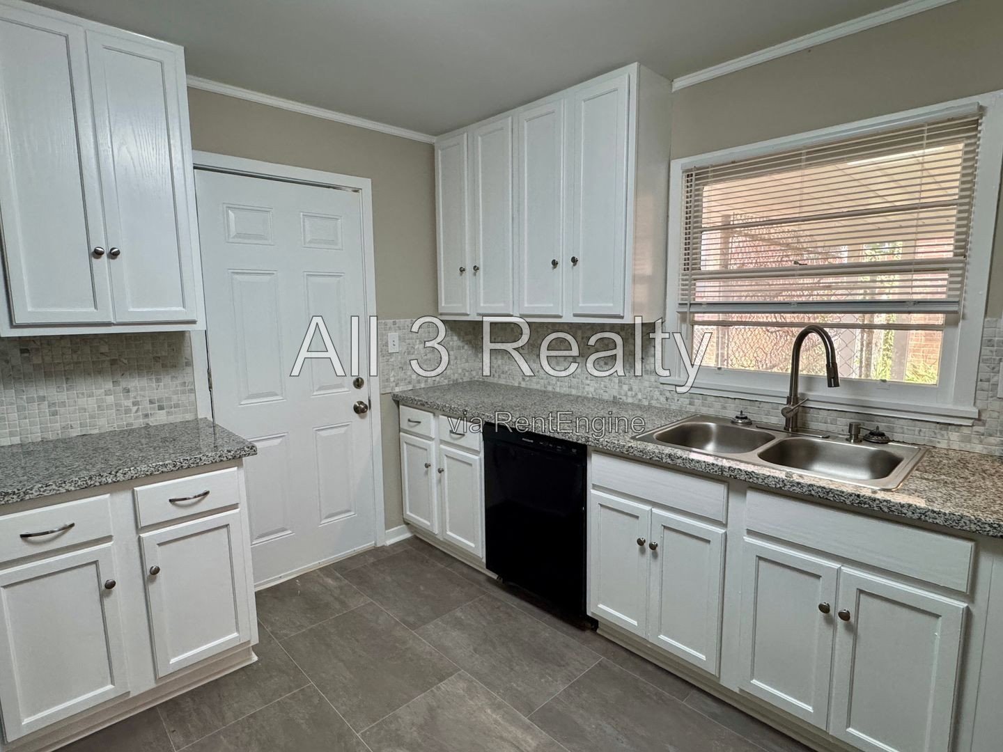 3 Bedroom in Forest Hills ! property image