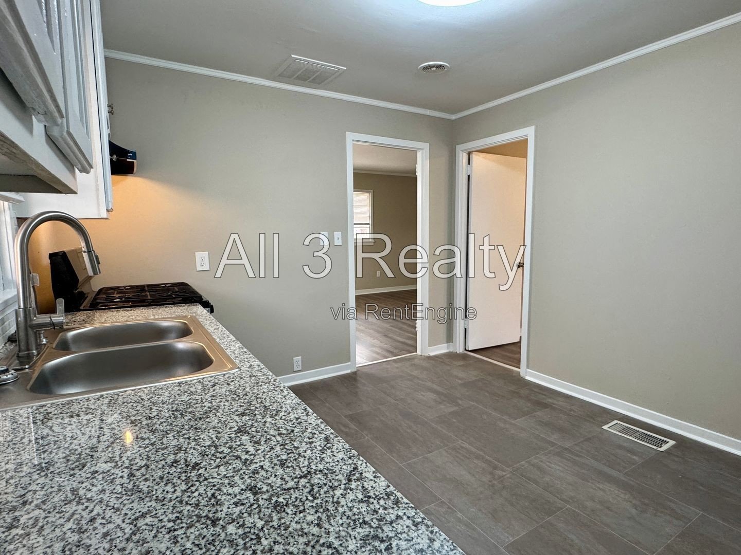 3 Bedroom in Forest Hills ! property image