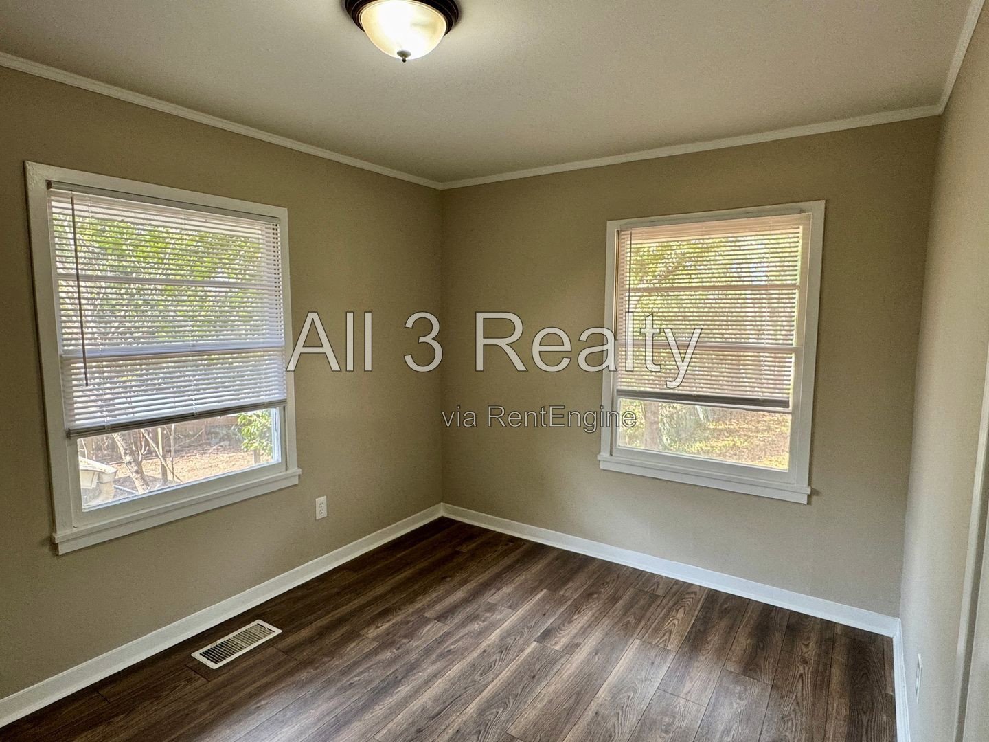 3 Bedroom in Forest Hills ! property image