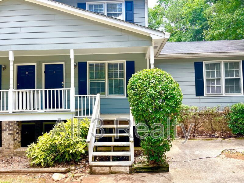 Delightful Upstairs 3 Bedroom / 2 Bathroom Quad-Unit in Fayettevile! property image