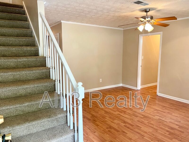 Delightful Upstairs 3 Bedroom / 2 Bathroom Quad-Unit in Fayettevile! property image