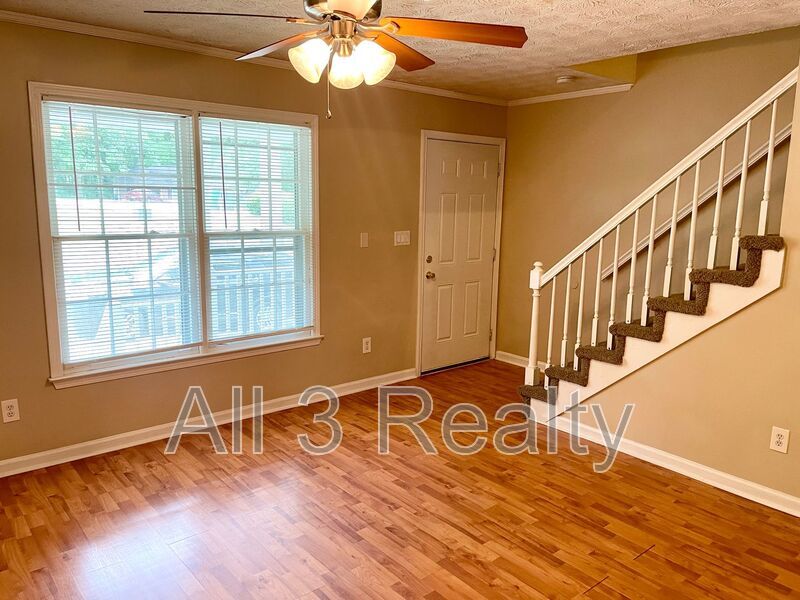 Delightful Upstairs 3 Bedroom / 2 Bathroom Quad-Unit in Fayettevile! property image