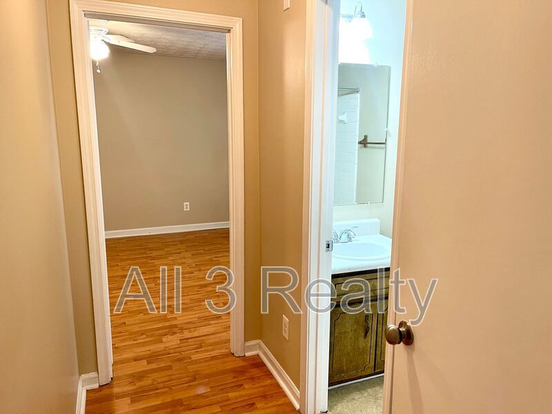 Delightful Upstairs 3 Bedroom / 2 Bathroom Quad-Unit in Fayettevile! property image