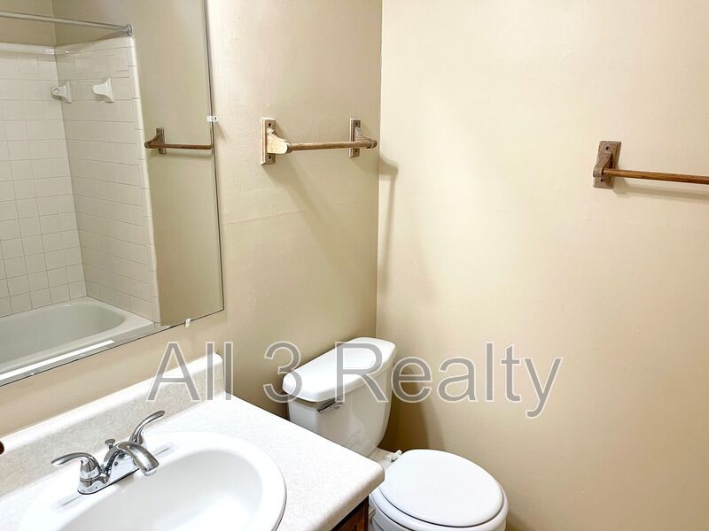 Delightful Upstairs 3 Bedroom / 2 Bathroom Quad-Unit in Fayettevile! property image