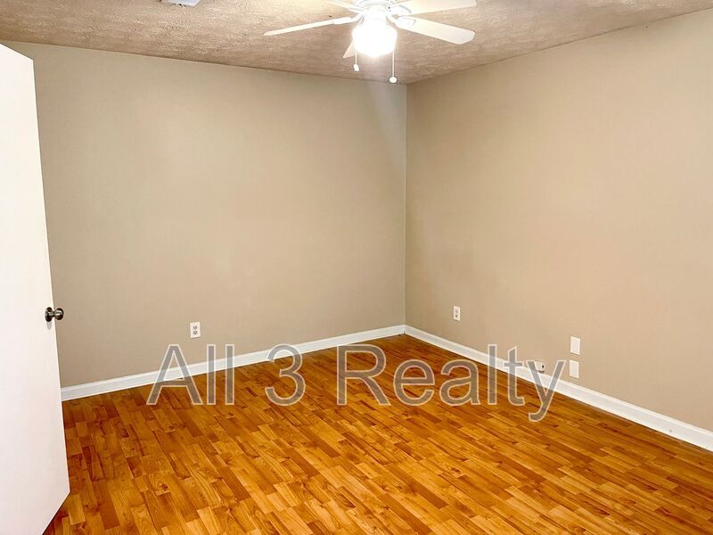 Delightful Upstairs 3 Bedroom / 2 Bathroom Quad-Unit in Fayettevile! property image