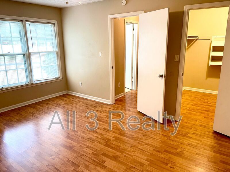 Delightful Upstairs 3 Bedroom / 2 Bathroom Quad-Unit in Fayettevile! property image
