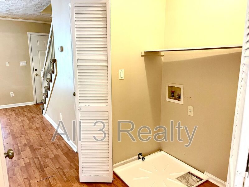 Delightful Upstairs 3 Bedroom / 2 Bathroom Quad-Unit in Fayettevile! property image