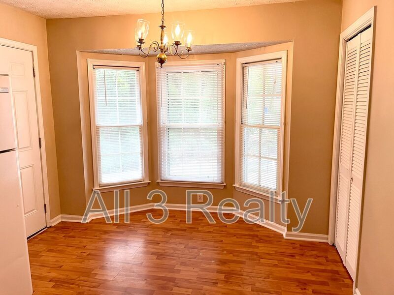Delightful Upstairs 3 Bedroom / 2 Bathroom Quad-Unit in Fayettevile! property image