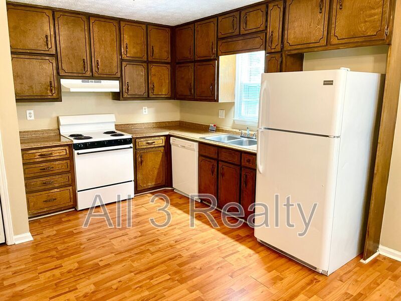 Delightful Upstairs 3 Bedroom / 2 Bathroom Quad-Unit in Fayettevile! property image