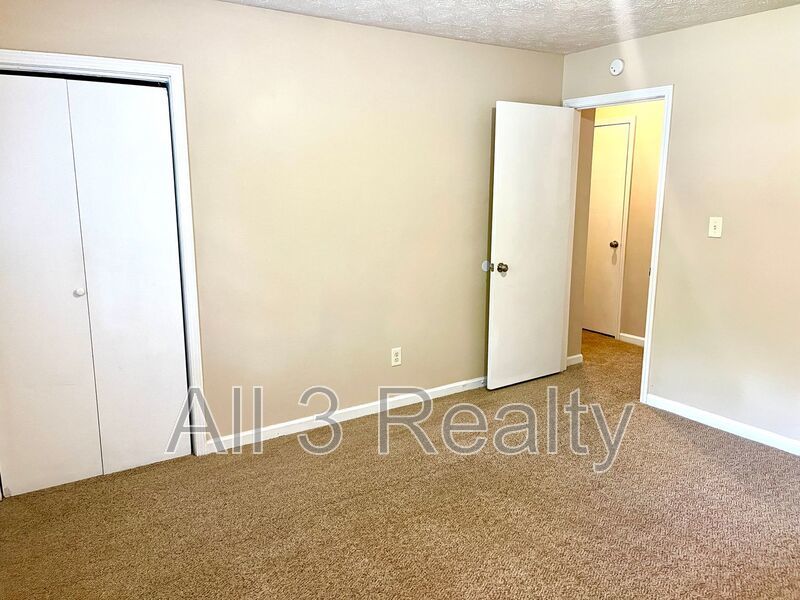 Delightful Upstairs 3 Bedroom / 2 Bathroom Quad-Unit in Fayettevile! property image