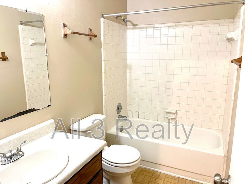 Delightful Upstairs 3 Bedroom / 2 Bathroom Quad-Unit in Fayettevile! property image