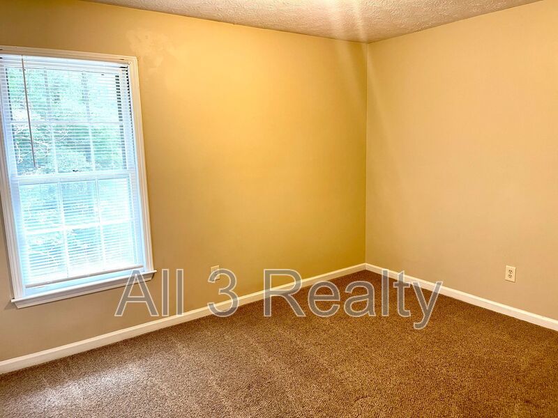 Delightful Upstairs 3 Bedroom / 2 Bathroom Quad-Unit in Fayettevile! property image