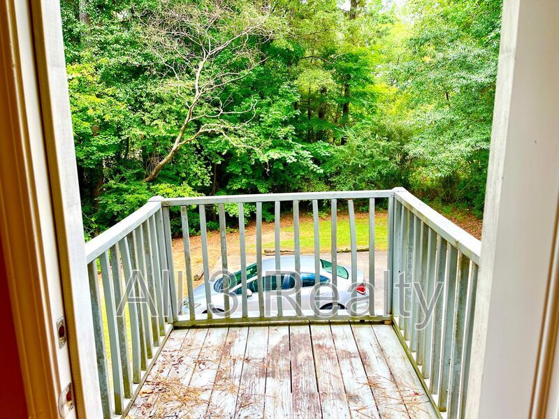 Delightful Upstairs 3 Bedroom / 2 Bathroom Quad-Unit in Fayettevile! property image