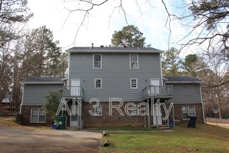Delightful Upstairs 3 Bedroom / 2 Bathroom Quad-Unit in Fayettevile! property image
