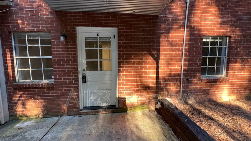 Welcome to our Rent Special in Fayetteville! This charming 2 bedroom, 1 bathroom house is perfect for those looking for a cozy and convenient living space. property image