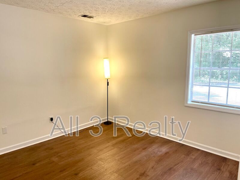 Welcome to our Rent Special in Fayetteville! This charming 2 bedroom, 1 bathroom house is perfect for those looking for a cozy and convenient living space. property image