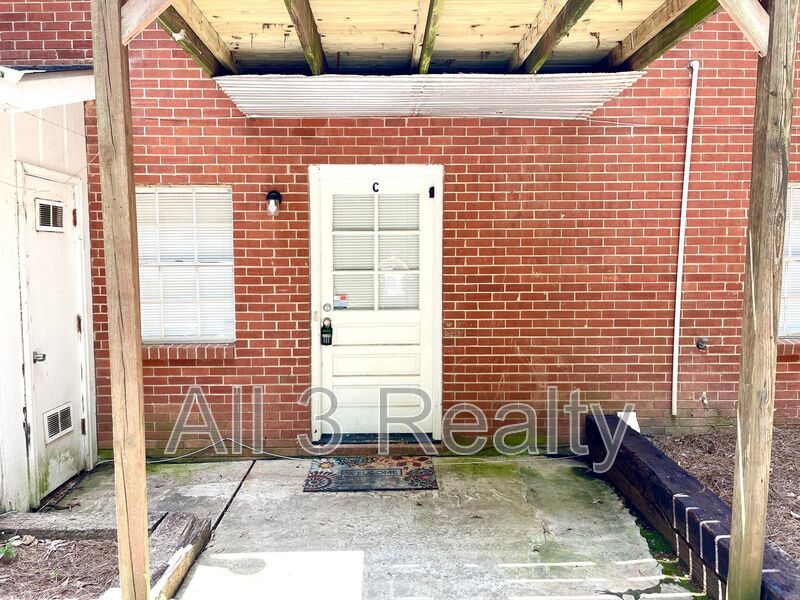 Welcome to our Rent Special in Fayetteville! This charming 2 bedroom, 1 bathroom house is perfect for those looking for a cozy and convenient living space. property image