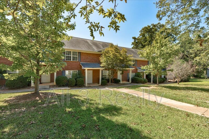 Welcome to this adorable 2 bedroom/2.5 bath townhome located in the heart of Newnan, GA. property image