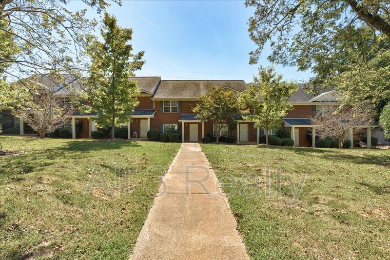 Welcome to this adorable 2 bedroom/2.5 bath townhome located in the heart of Newnan, GA. property image