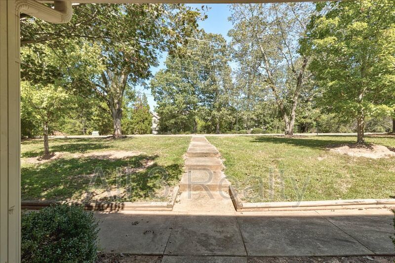 Welcome to this adorable 2 bedroom/2.5 bath townhome located in the heart of Newnan, GA. property image