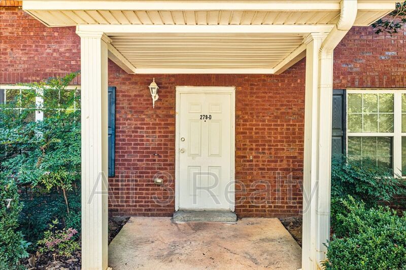 Welcome to this adorable 2 bedroom/2.5 bath townhome located in the heart of Newnan, GA. property image