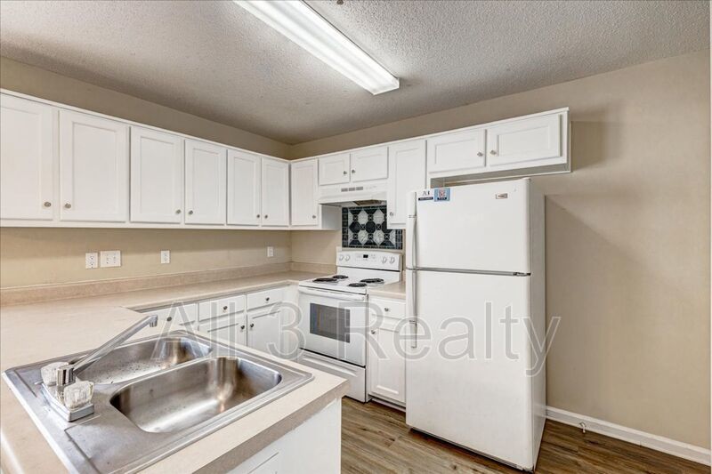 Welcome to this adorable 2 bedroom/2.5 bath townhome located in the heart of Newnan, GA. property image